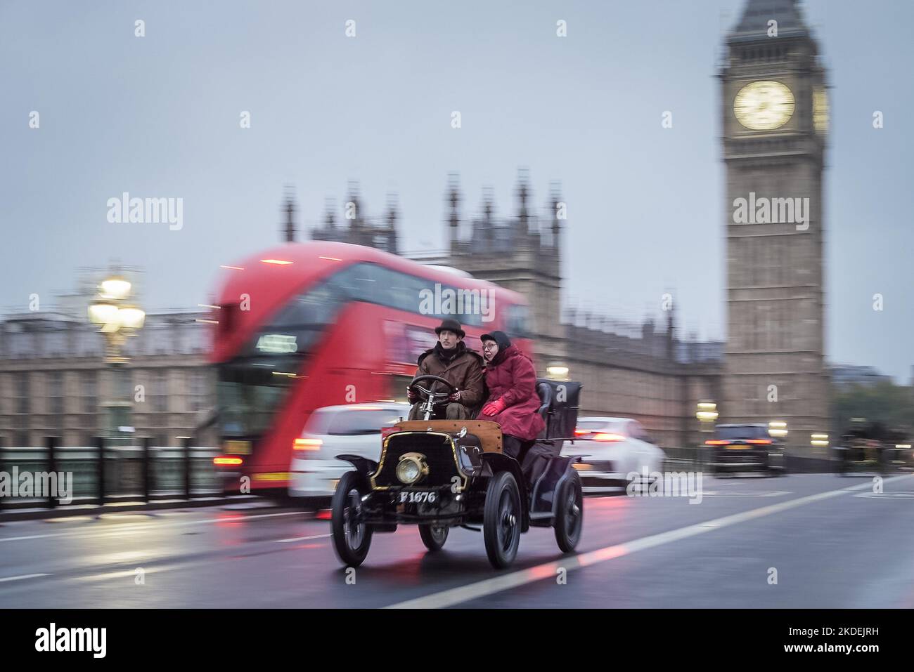 Londra, Regno Unito. 6th novembre 2022. Da Londra a Brighton Veteran Car Run. Nonostante le forti precipitazioni, oltre 350 vetture veterane, prodotte prima del 1905 con i loro piloti e passeggeri - molti in costume d'epoca, passano attraverso Westminster sulla strada per Brighton. La corsa in auto è l'evento motoristica più lungo al mondo, con la prima risalente al novembre 1896. L'evento si è tenuto per la prima volta per celebrare il giorno in cui entreranno in funzione le locomotive dell'Highway Act, che ha innalzato il limite di velocità per le "locomotive leggere" da soli quattro miglia all'ora a 14mph km/h. Credit: Guy Corbishley/Alamy Live News Foto Stock