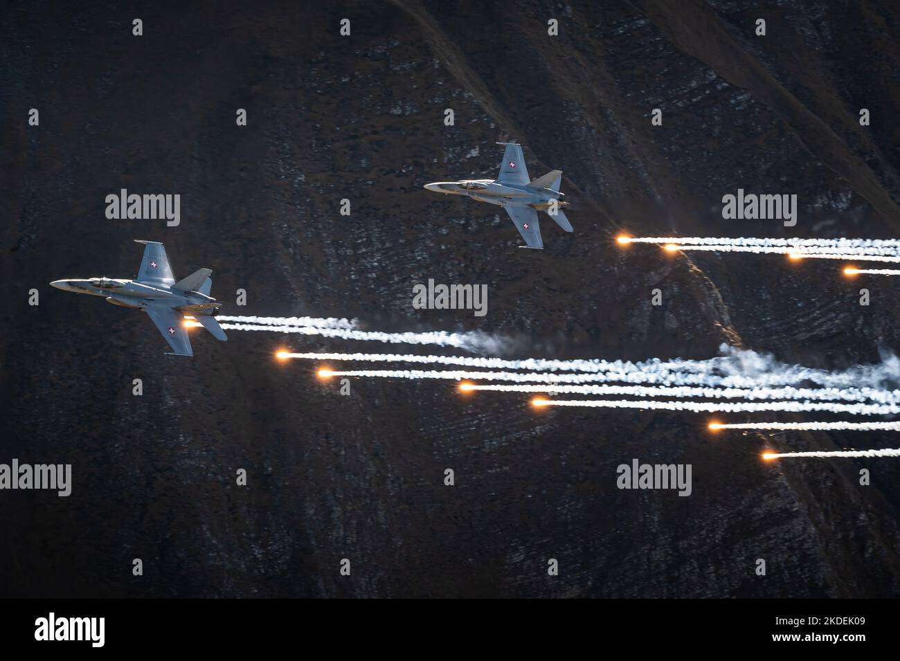 Un McDonnell Douglas F/A-18 Hornet supersonico aereo da combattimento multirolo delle forze aeree svizzere sulle Alpi svizzere. Foto Stock