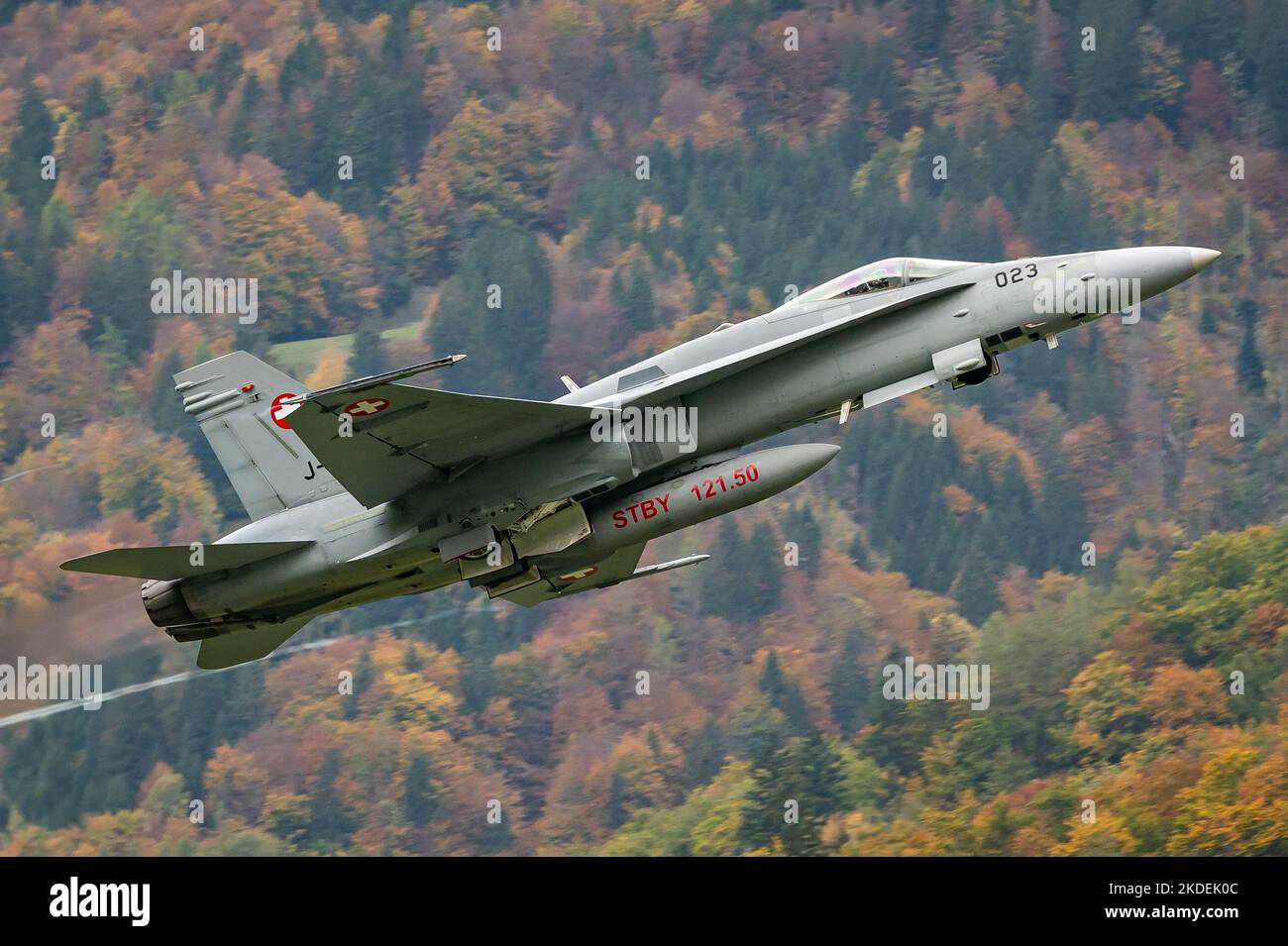 Un McDonnell Douglas F/A-18 Hornet supersonico aereo da combattimento multirolo delle forze aeree svizzere sulle Alpi svizzere. Foto Stock