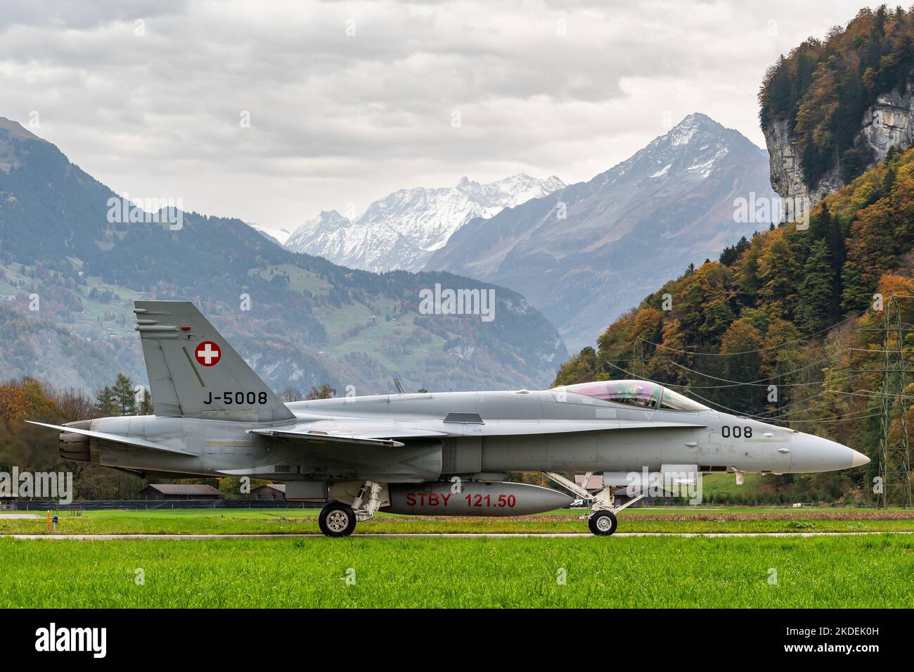 Un McDonnell Douglas F/A-18 Hornet supersonico aereo da combattimento multirolo delle forze aeree svizzere sulle Alpi svizzere. Foto Stock