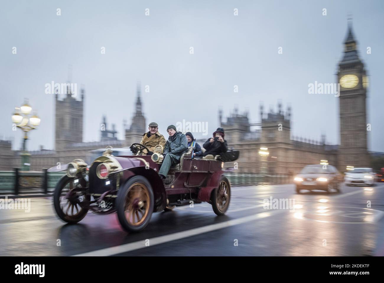 Londra, Regno Unito. 6th novembre 2022. Da Londra a Brighton Veteran Car Run. Nonostante le forti precipitazioni, oltre 350 vetture veterane, prodotte prima del 1905 con i loro piloti e passeggeri - molti in costume d'epoca, passano attraverso Westminster sulla strada per Brighton. La corsa in auto è l'evento motoristica più lungo al mondo, con la prima risalente al novembre 1896. L'evento si è tenuto per la prima volta per celebrare il giorno in cui entreranno in funzione le locomotive dell'Highway Act, che ha innalzato il limite di velocità per le "locomotive leggere" da soli quattro miglia all'ora a 14mph km/h. Credit: Guy Corbishley/Alamy Live News Foto Stock