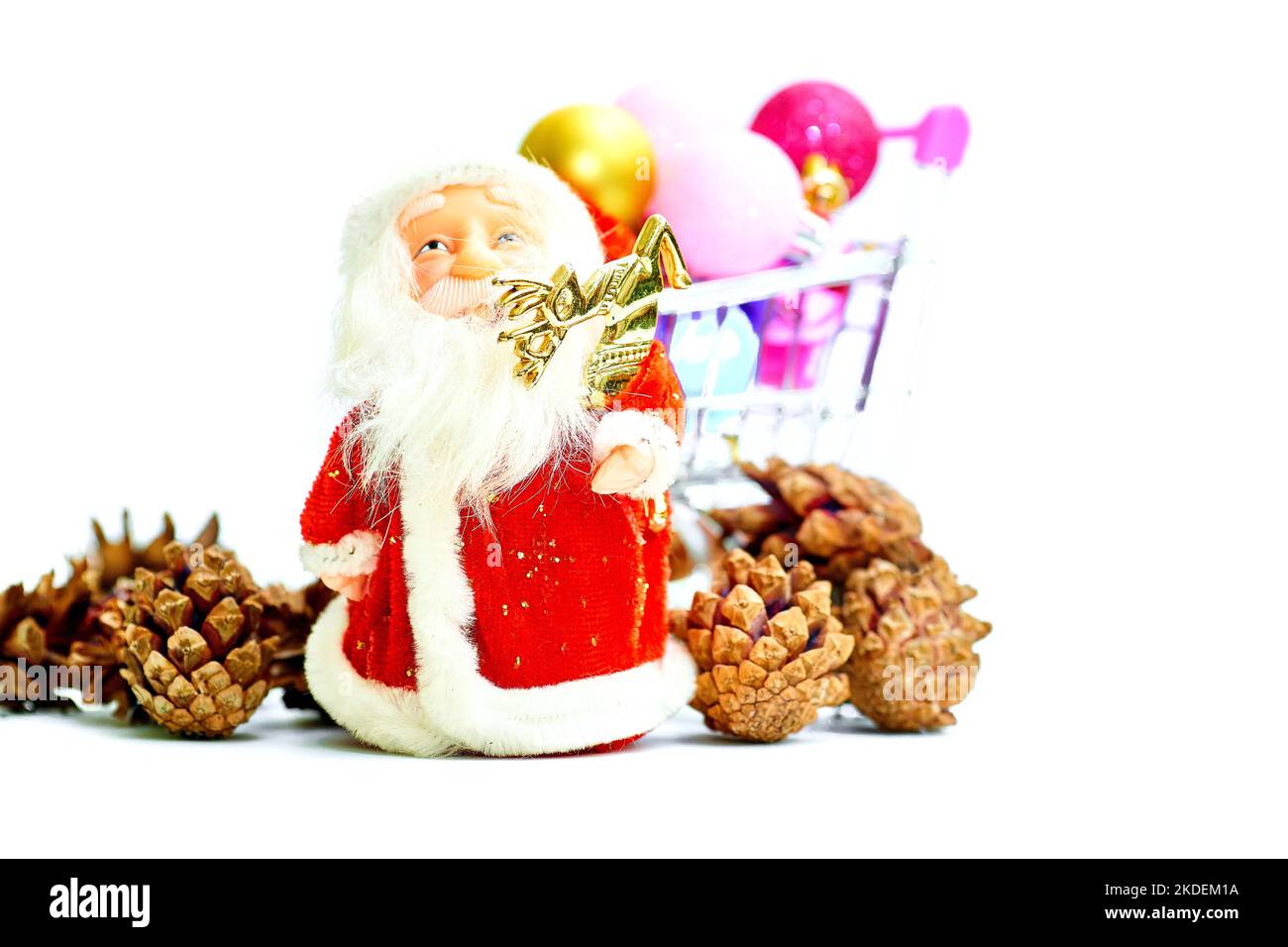 Babbo natale, coni di pino e giocattoli di natale. Foto Stock