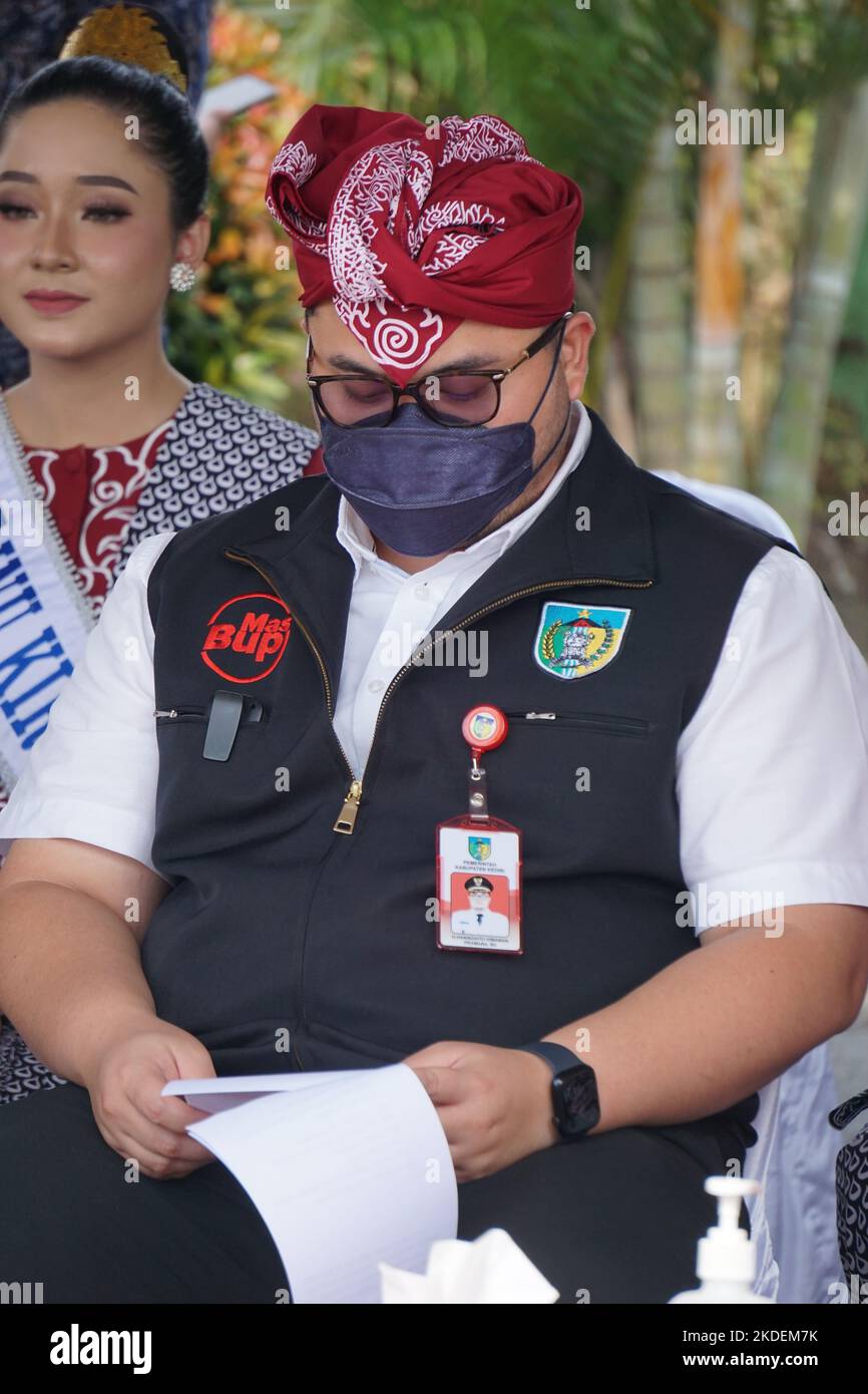 Il reggente di Kediri Hanindhito Himawan Pramana (Mas Dhito) all'apertura della Parata Cikar a Kediri. Cikar è un trasporto tradizionale in Indonesia Foto Stock