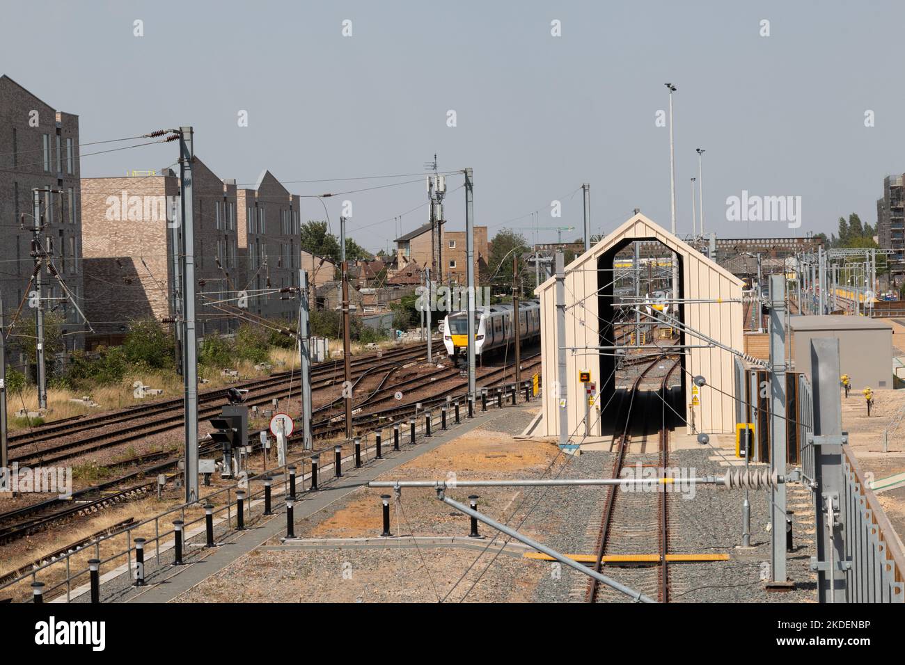 Il lavaggio del treno vicino Mill Road a Cambridge, Regno Unito. Foto Stock