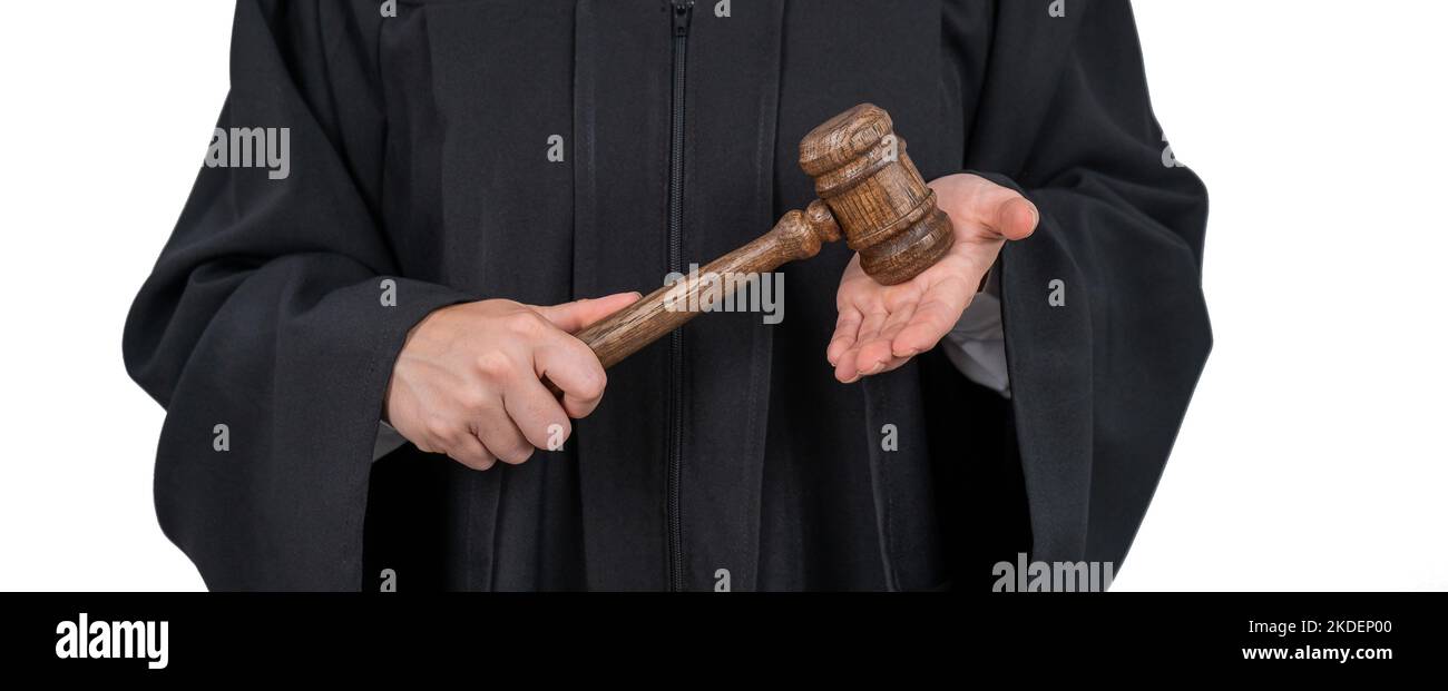 Giudice femminile senza volto in una vestiola che tiene un cavel di corte. Foto Stock