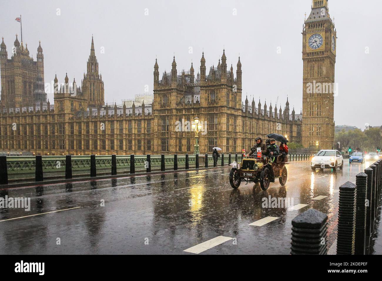 Londra, Regno Unito. 06th Nov 2022. Un'auto veterana Argyll del 1903 sotto la forte pioggia sul Westminster Bridge. Nonostante la pioggia torrenziale di questa mattina, molte delle automobili veterane, (la più antica di quest'anno dagli anni '1890s) fanno ancora una volta il viaggio da Hyde Park a Brighton, mentre si radunano nell'annuale Veteran Car Run. Credit: Imageplotter/Alamy Live News Foto Stock