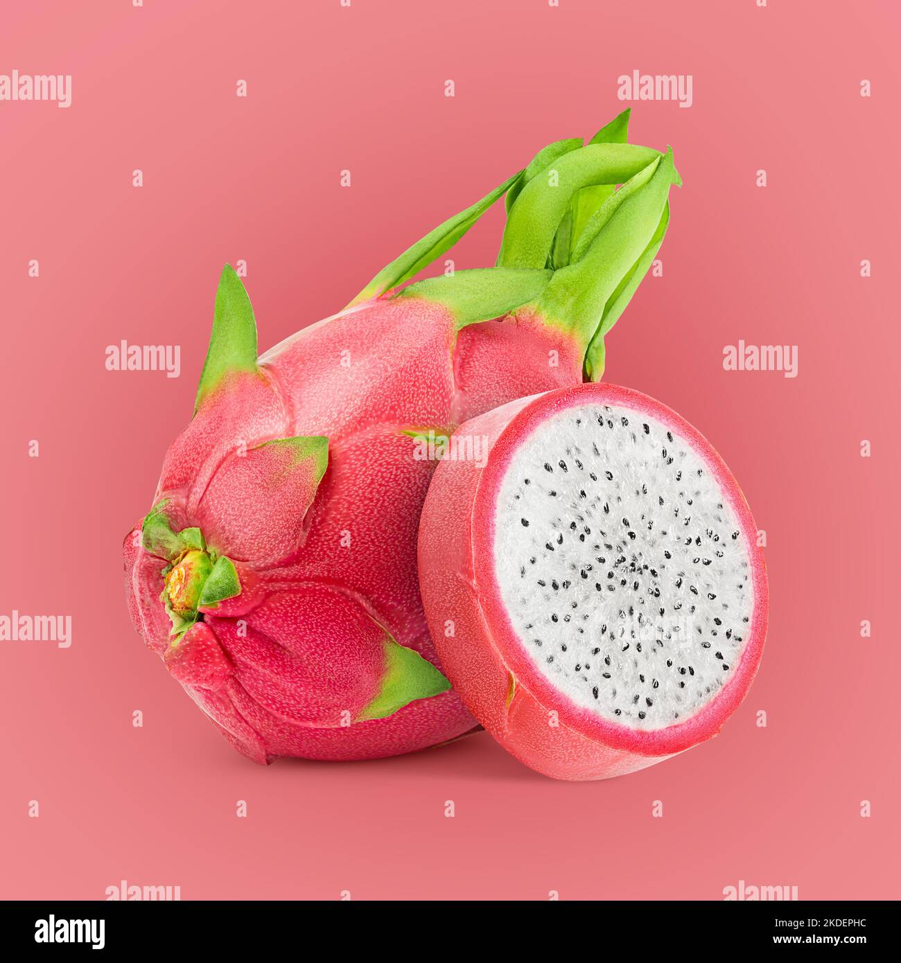 frutto del drago, pitahaya, pitaya, su sfondo di colore rosa, concetto di cibo creativo minimo Foto Stock