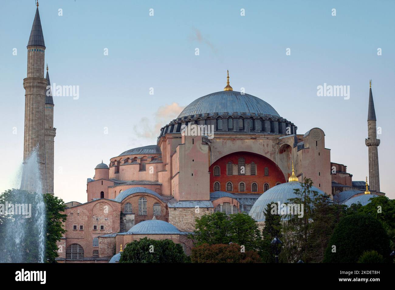 Hagia Sophia, vista pomeridiana del maestoso tempio bizantino, oggi in funzione come moschea e museo, a Istanbul, Turchia, costruita dall'imperatore Giustiniano I. Foto Stock