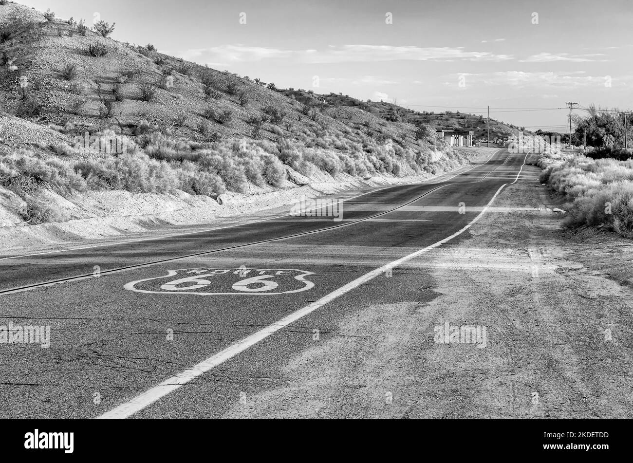 La storica Route 66, con pavimentazione sign in California, Stati Uniti d'America. Route 66 è una delle più celebri strade in tutto il mondo Foto Stock