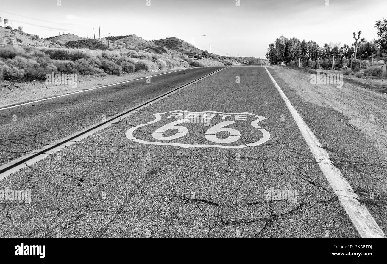 La storica Route 66, con pavimentazione sign in California, Stati Uniti d'America. Route 66 è una delle più celebri strade in tutto il mondo Foto Stock