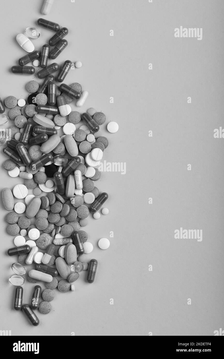 Farmaci messi in linea. Set di pillole colorate Foto Stock