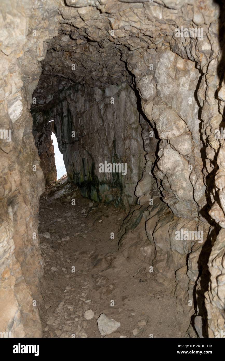 Un tunnel sul Monte Lagazuoi, parte di un sistema di difesa della prima guerra mondiale nelle Alpi dolomitiche, Pronevince autonomo del Tirolo meridionale Foto Stock