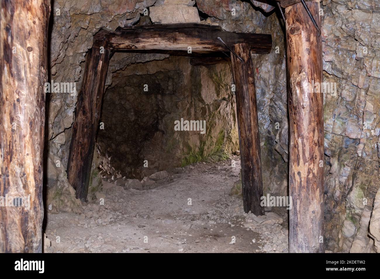 Un tunnel sul Monte Lagazuoi, parte di un sistema di difesa della prima guerra mondiale nelle Alpi dolomitiche, Pronevince autonomo del Tirolo meridionale Foto Stock