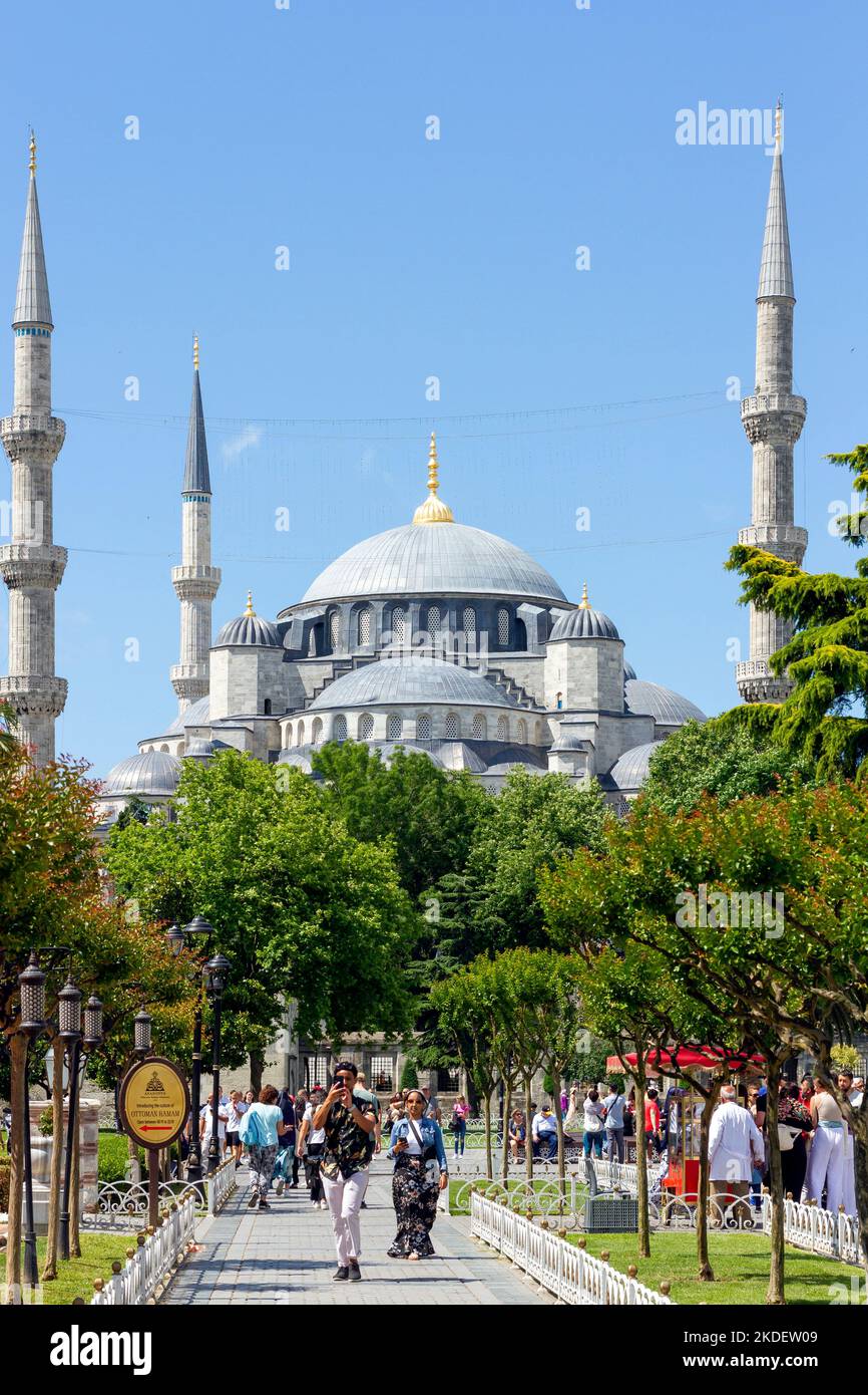 Moschea Blu, vista esterna della famosa Moschea del Sultano Ahmed, una moschea imperiale di epoca ottomana a Istanbul, Turchia. Fu costruito all'inizio del 1600. Foto Stock
