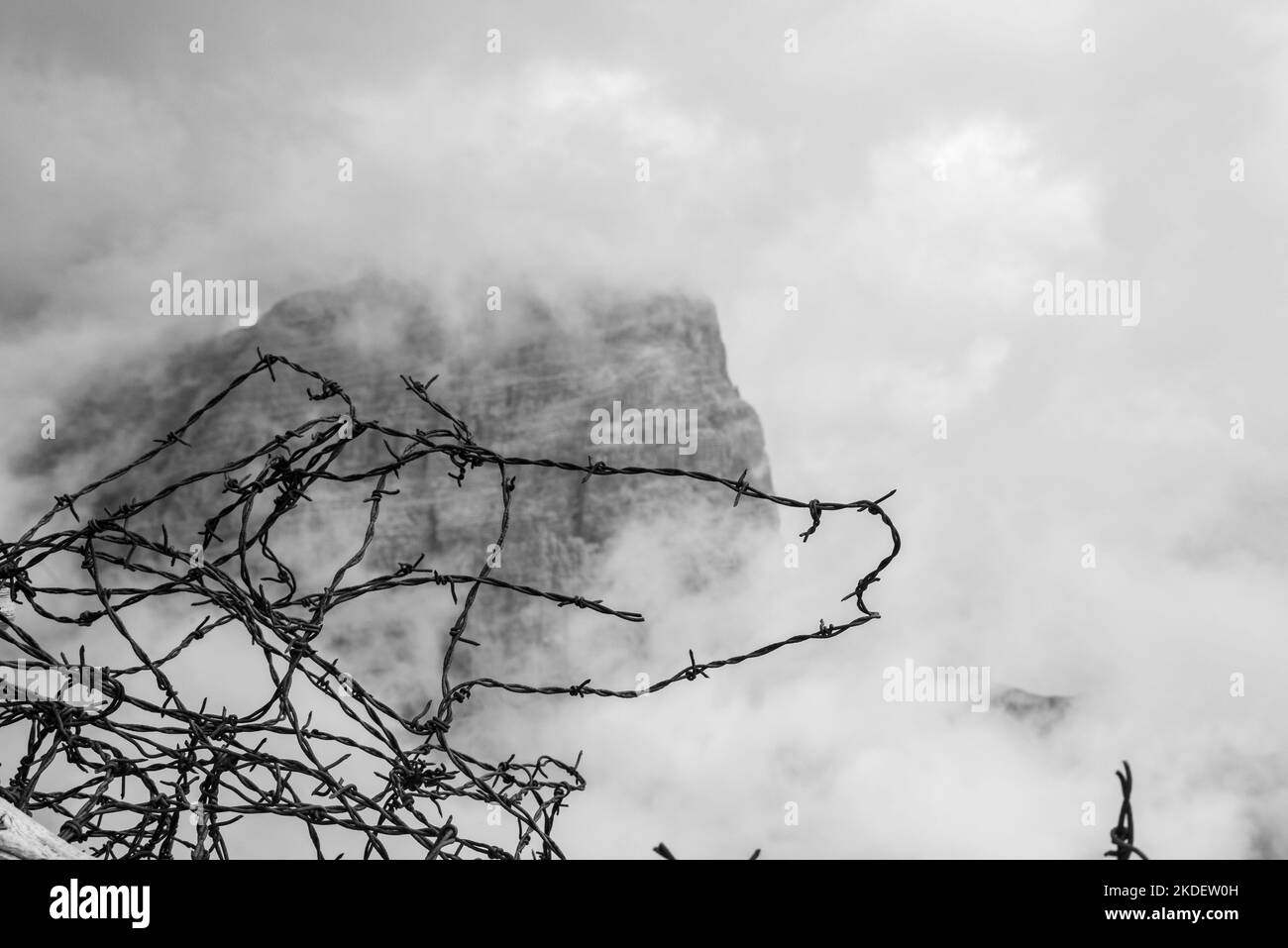 Antiche trincee e filo spinato alla fortificazione del Monte Lagazuoi, costruita durante la prima guerra mondiale, provincia autonoma del Tirolo del Sud Foto Stock