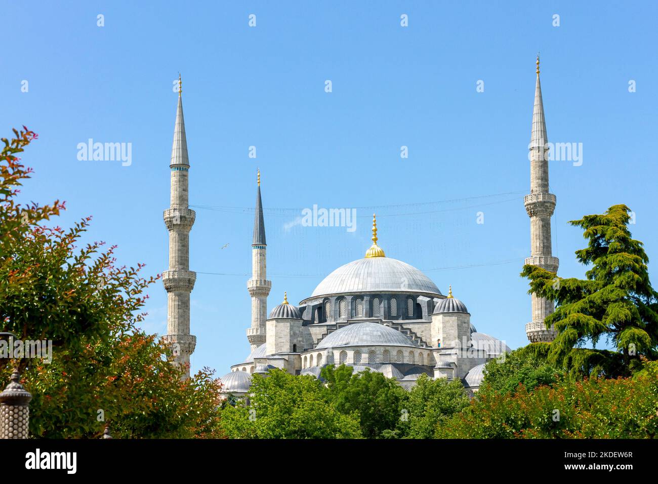 Moschea Blu, vista esterna della famosa Moschea del Sultano Ahmed, una moschea imperiale di epoca ottomana a Istanbul, Turchia. È un sito patrimonio dell'umanità dell'UNESCO. Foto Stock