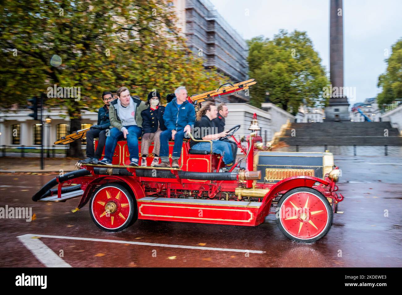 Londra, Regno Unito. 6th Nov 2022. Un motopompa antincendio che scende dal Mall - RM Sotheby's London to Brighton Veteran Car Run - 350 auto veterane, con molti piloti in costume d'epoca fare il viaggio di 60 miglia per la costa del Sussex. I veicoli sono principalmente a benzina, ma alcuni sono alimentati da vapore più diversi veicoli elettrici molto presto - tutti costruiti prima di 1905 credito: Guy Bell/Alamy Live News Foto Stock