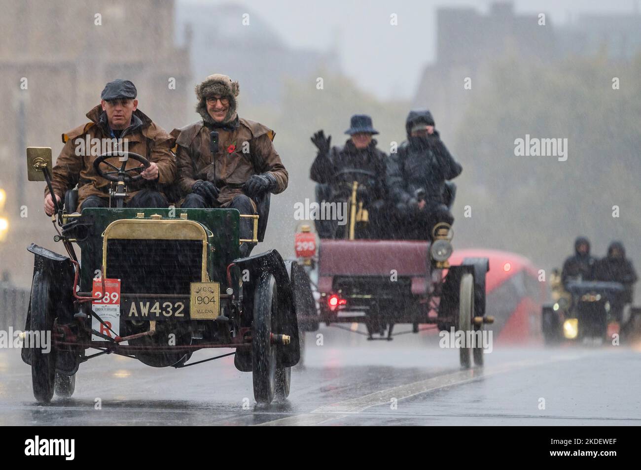 Londra, Regno Unito. 6th Nov 2022. 1904 Vulcan che attraversa il ponte di westminster in caso di forte pioggia - RM Sotheby's London to Brighton Veteran Car Run - 350 auto veterane, con molti piloti in costume d'epoca, fanno il viaggio di 60 miglia verso la costa del Sussex. I veicoli sono principalmente a benzina, ma alcuni sono alimentati da vapore più diversi veicoli elettrici molto presto - tutti costruiti prima di 1905 credito: Guy Bell/Alamy Live News Foto Stock