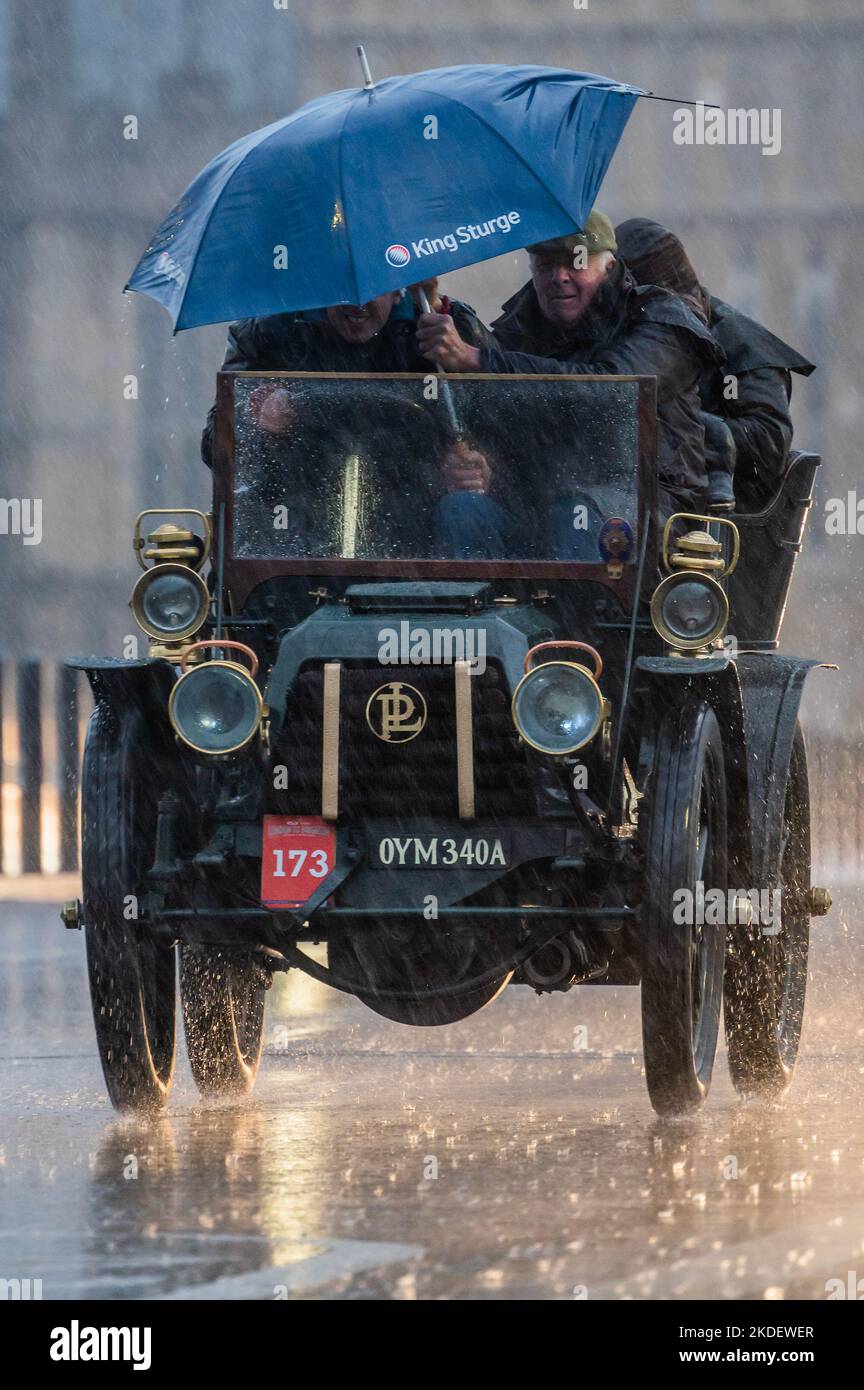 Londra, Regno Unito. 6th Nov 2022. 193 Panhard et Levasor che attraversa il ponte di westminster in caso di forte pioggia - RM Sotheby's London to Brighton Veteran Car Run - 350 auto veterane, con molti piloti in costume d'epoca, fanno il viaggio di 60 miglia per la costa del Sussex. I veicoli sono principalmente a benzina, ma alcuni sono alimentati da vapore più diversi veicoli elettrici molto presto - tutti costruiti prima di 1905 credito: Guy Bell/Alamy Live News Foto Stock