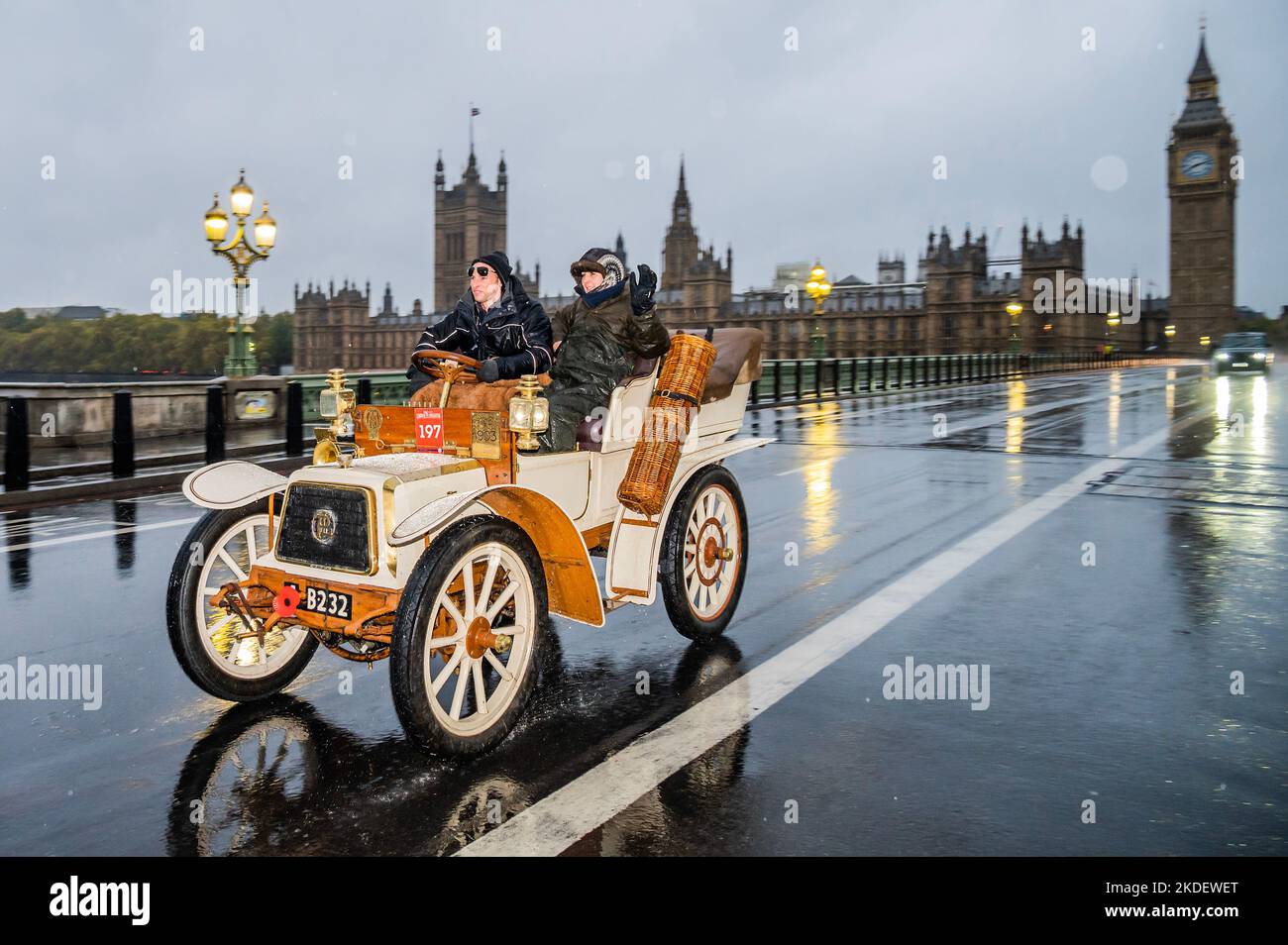 Londra, Regno Unito. 6th Nov 2022. 1903 Panhard et Levasor che attraversa il ponte di westminster in caso di forte pioggia - RM Sotheby's London to Brighton Veteran Car Run - 350 auto veterane, con molti piloti in costume d'epoca, fanno il viaggio di 60 miglia per la costa del Sussex. I veicoli sono principalmente a benzina, ma alcuni sono alimentati da vapore più diversi veicoli elettrici molto presto - tutti costruiti prima di 1905 credito: Guy Bell/Alamy Live News Foto Stock