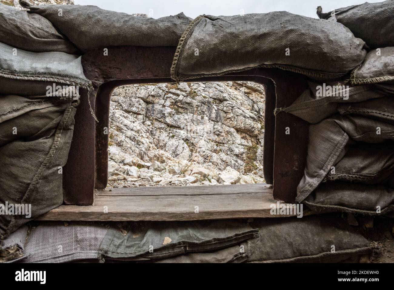 Antiche trincee e filo spinato alla fortificazione del Monte Lagazuoi, costruita durante la prima guerra mondiale, provincia autonoma del Tirolo del Sud Foto Stock