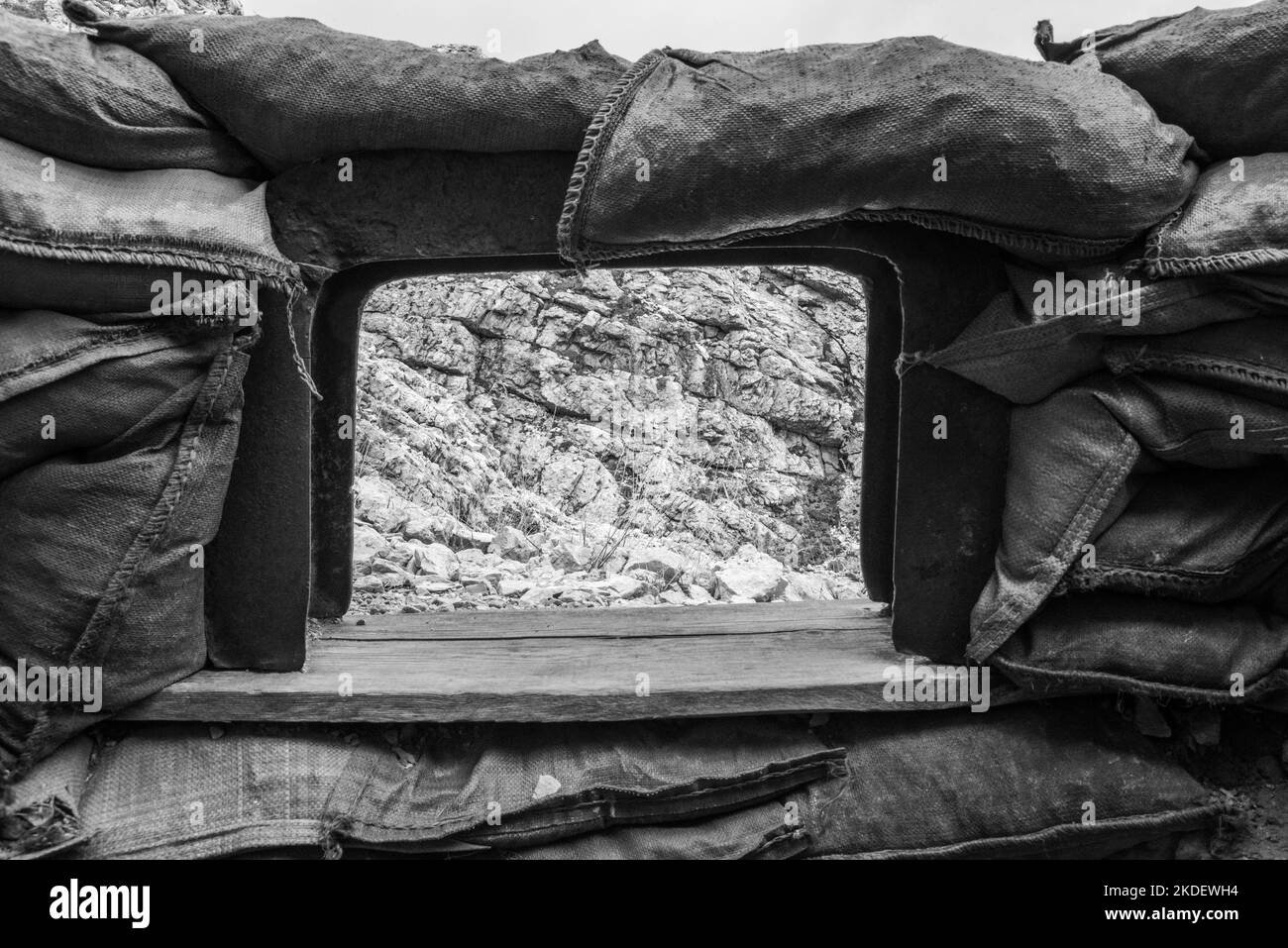 Antiche trincee e filo spinato alla fortificazione del Monte Lagazuoi, costruita durante la prima guerra mondiale, provincia autonoma del Tirolo del Sud Foto Stock