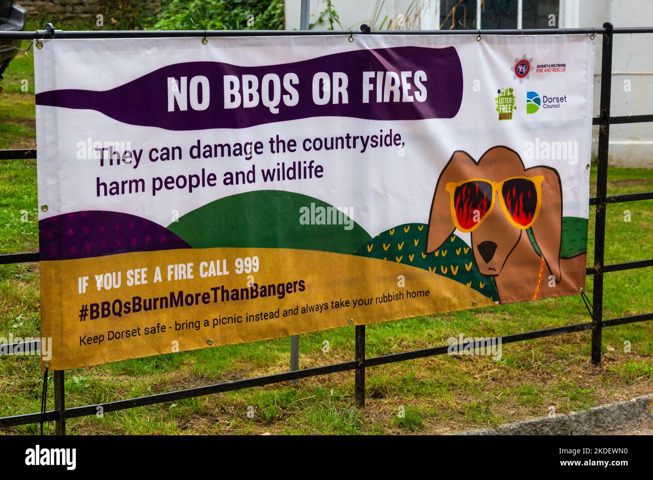 Nessun barbecue o incendi possono danneggiare la campagna, danneggiare le persone e la bandiera della fauna selvatica al Bridport Hat Festival, Dorset UK a settembre Foto Stock