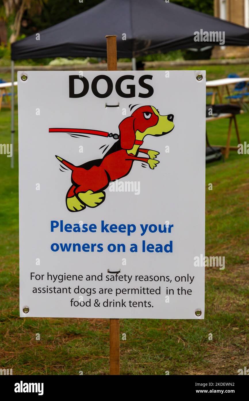 I cani sono pregati di tenere i proprietari al piombo per motivi di igiene e sicurezza. Solo i cani guida sono ammessi nel cartello delle tende per cibo e bevande a Bridport Foto Stock