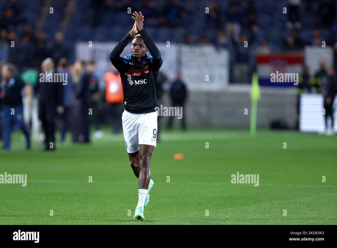 Victor Osimhen di SSC Napoli saluta i tifosi durante la Serie A match tra Atalanta BC e SSC Napoli al Gewiss Stadium il 5 novembre 2022 a Bergamo. Foto Stock