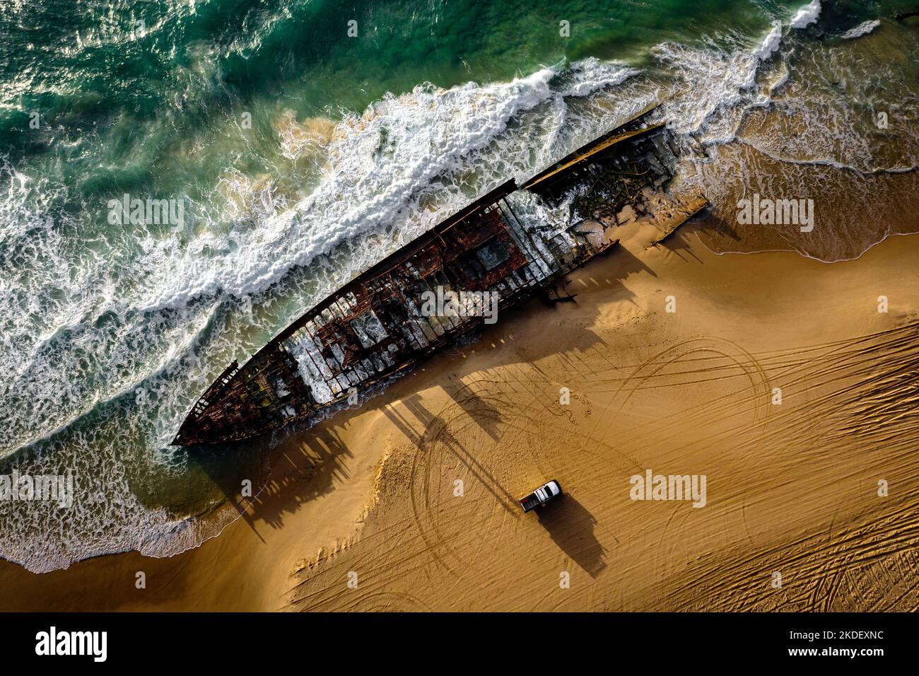 Ripresa aerea della famosa nave Maheno Wreck sull'isola di Fraser. Foto Stock