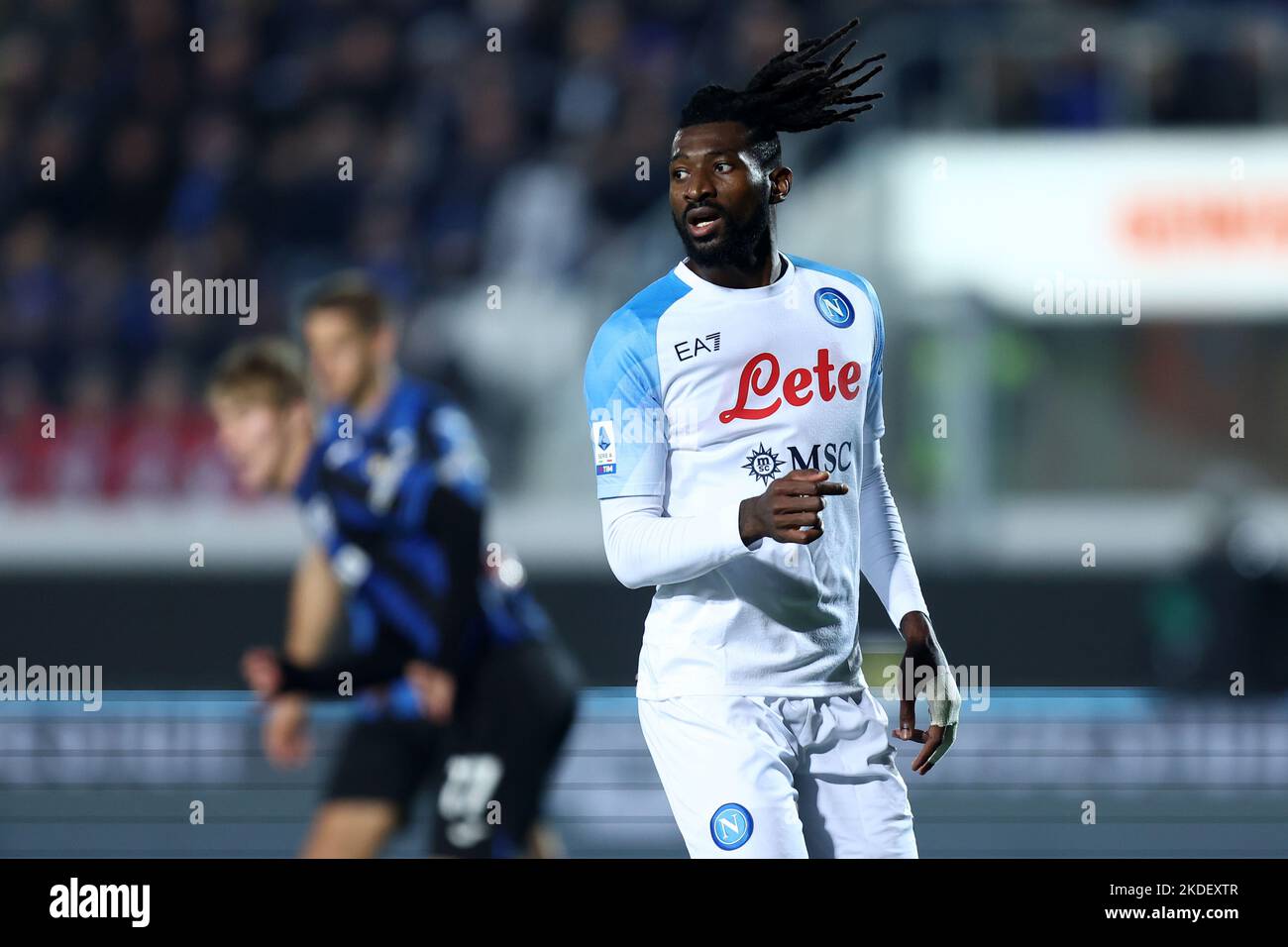 Andre Zambo Anguissa di SSC Napoli guarda durante la Serie A match beetbetween Atalanta BC e SSC Napoli al Gewiss Stadium il 5 novembre 2022 a Bergamo, Italia . Foto Stock