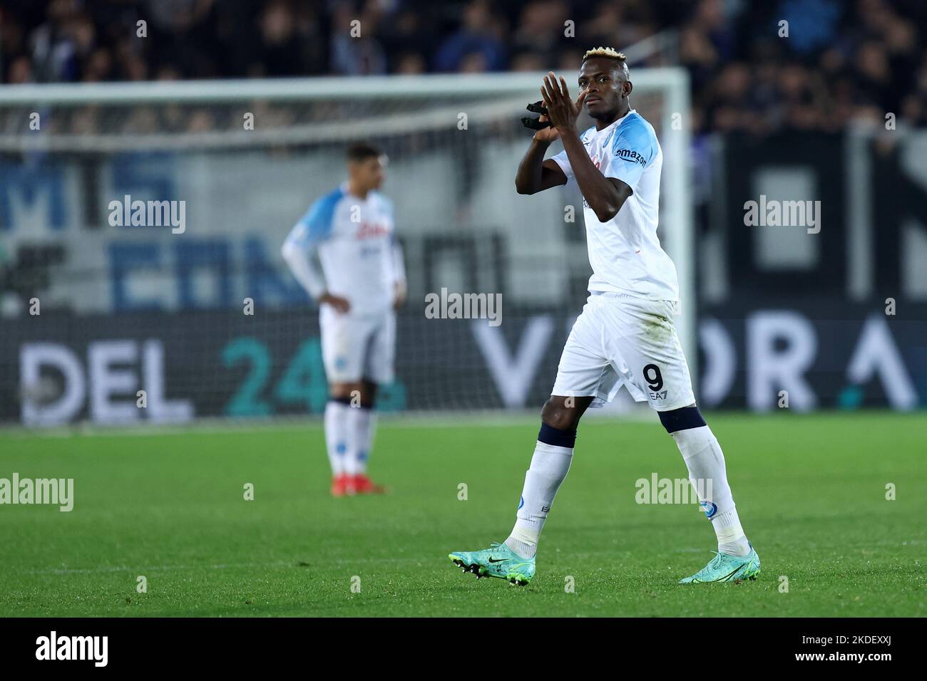 Victor Osimhen di SSC Napoli saluta i tifosi durante la Serie A match tra Atalanta BC e SSC Napoli al Gewiss Stadium il 5 novembre 2022 a Bergamo. Foto Stock