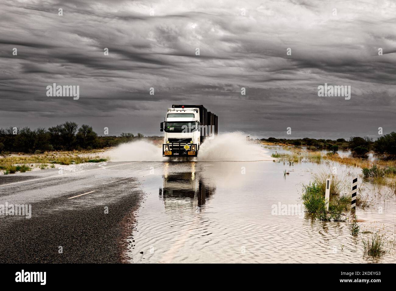 Road Train su una Great Northern Highway allagata nell'Outback australiano. Foto Stock