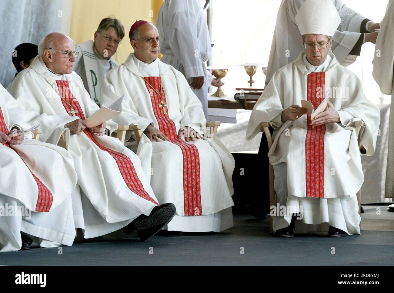 Domenica è stato celebrato il 700th° anniversario della nascita di Santa Brigida. Qui una cerimonia cattolica a Borggården al Castello di Vadstena, che cinquemila persone hanno visitato. Foto Stock