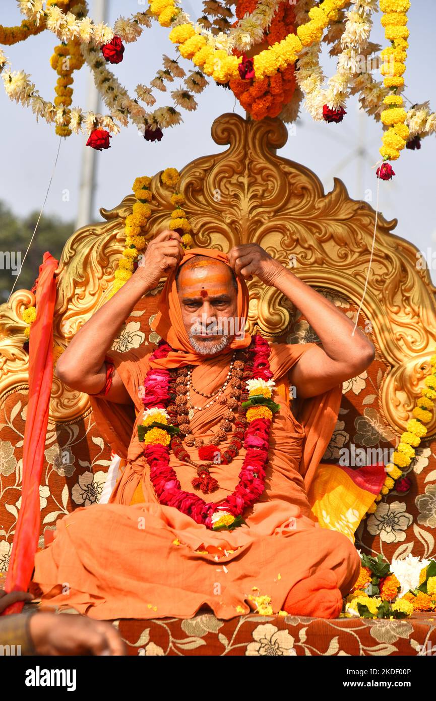 Jabalpur, Madhya Pradesh, India, 6th Nov, 2022 : Jagadguru shankaracharya Swami shri Sadanand Saraswati ji Maharaj ha partecipato ad una processione di Shobha yatra a Jabalpur, Madhya Pradesh India Domenica. Dopo la morte (Brahmleen) di Shankaracharya Swaroopananda Saraswati di Dwarkapeeth, i suoi discepoli Arimukteshwarananda e Sadananda Saraswati sono stati fatti suoi successori. A entrambi i successori fu data la sede di Jyotish Peeth e di Dwarkapeeth. Swaroopanand Saraswati aveva la responsabilità di entrambi i Peeti. Credit: INDIA-AMBIENTE-SICCITÀ-ACQUA/Alamy Live News Foto Stock