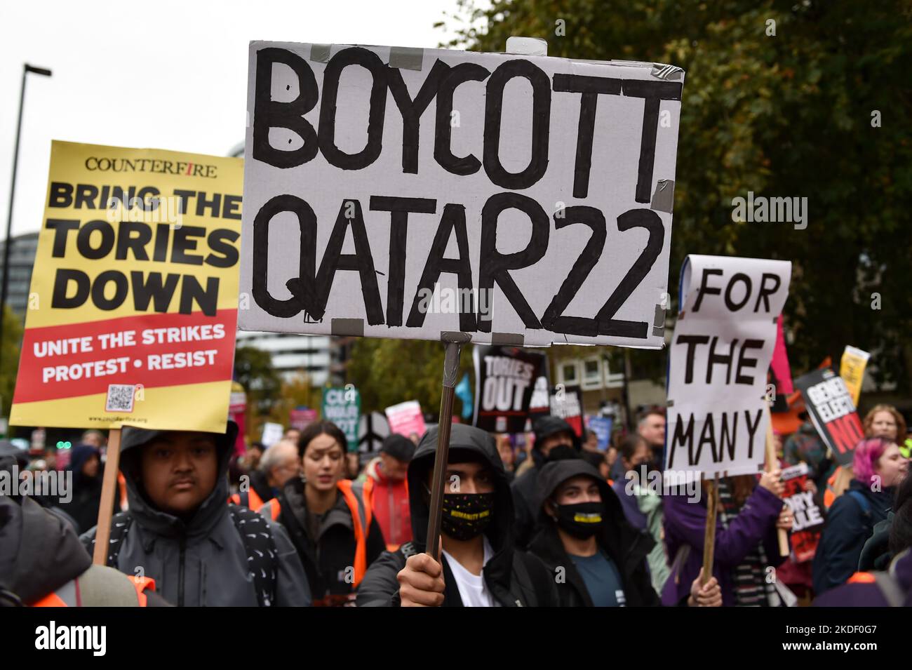 Un protester ha un cartello che recita Boycott Qatar 22. I manifestanti anti anti-governativo e anti-tari si sono riuniti a Embankment e hanno marciato attraverso Westminster per chiedere le elezioni generali. Foto Stock