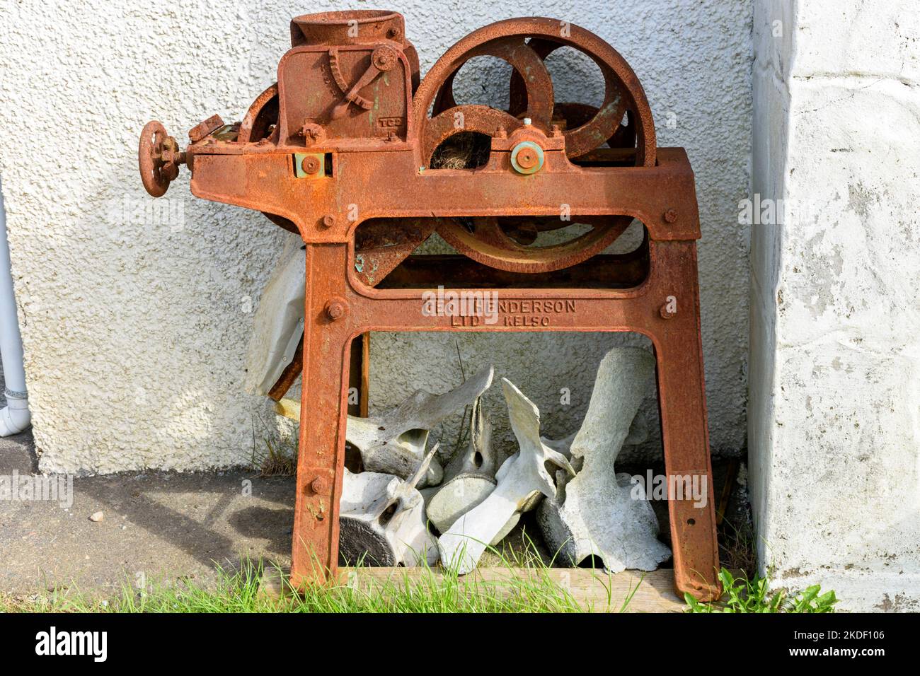 Vecchi macchinari e ossa di balena presso gli edifici agricoli sull'Isola di canna, Scozia, Regno Unito Foto Stock