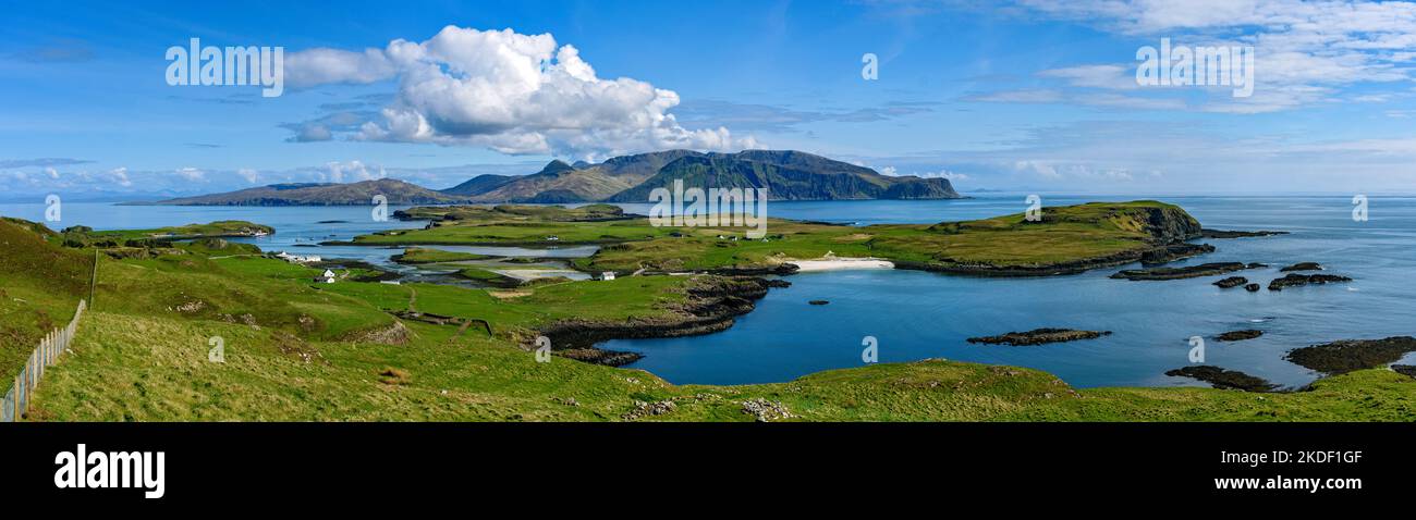 L'Isola di Rum sull'Isola di Sanday, dall'Isola di canna, Scozia, Regno Unito Foto Stock