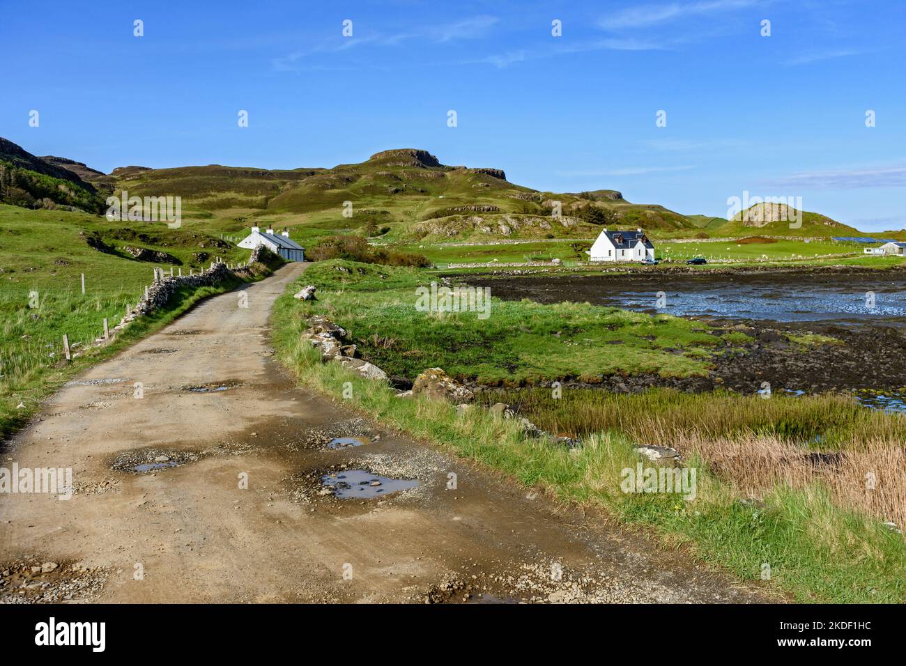 Compass Hill dalla pista che passa davanti all'insediamento di A' Chill, Isola di canna, Scozia, Regno Unito Foto Stock