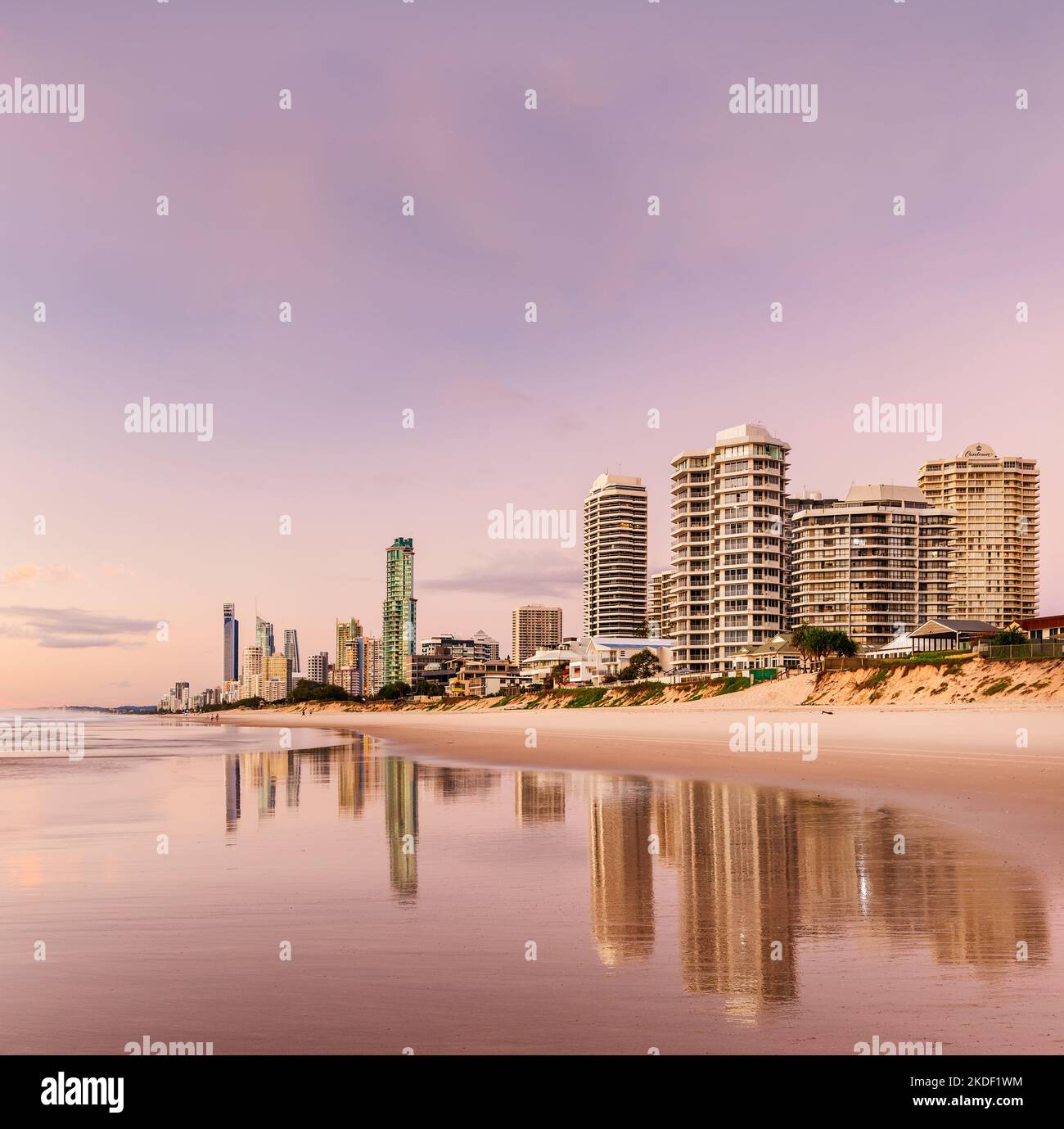 Famoso skyline di Surfers Paradise all'alba. Foto Stock