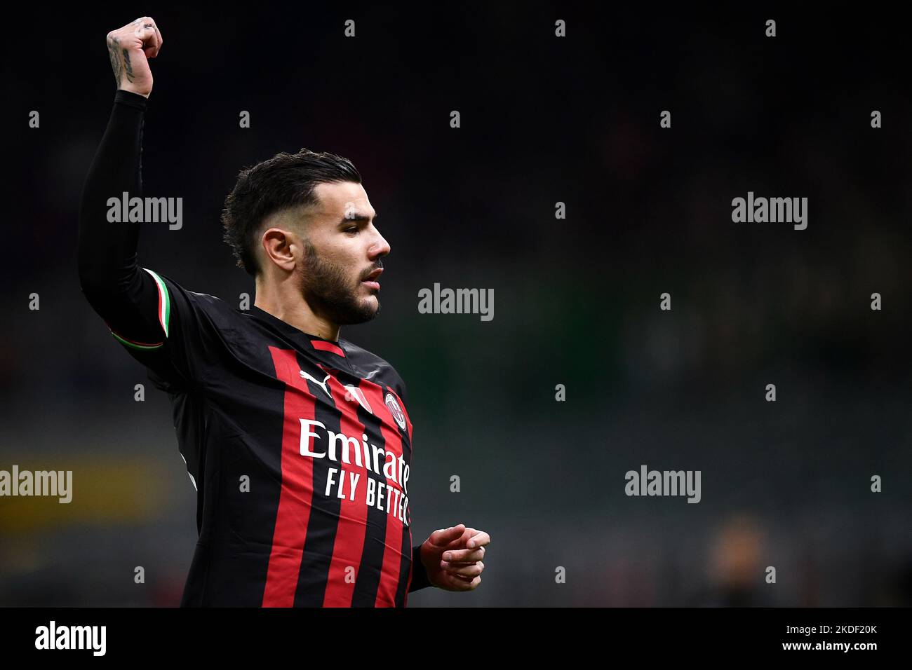 Milano, Italia. 05 novembre 2022. Theo Hernandez di AC Milan gesta durante la Serie Una partita di calcio tra AC Milan e Spezia Calcio. Credit: Nicolò campo/Alamy Live News Foto Stock