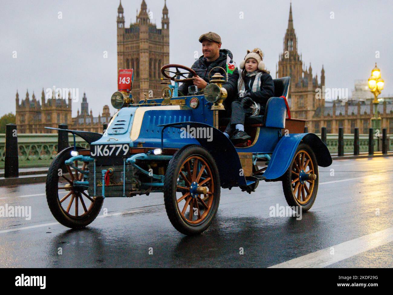 Londra, Regno Unito. 6th Nov 2022. Le auto veterane attraversano il Westminster Bridge sulla strada per Brighton nella corsa annuale. Festeggia il 120th° anniversario della gara di Gordon Bennett del 1902. Credit: Karl Black/Alamy Live News Foto Stock