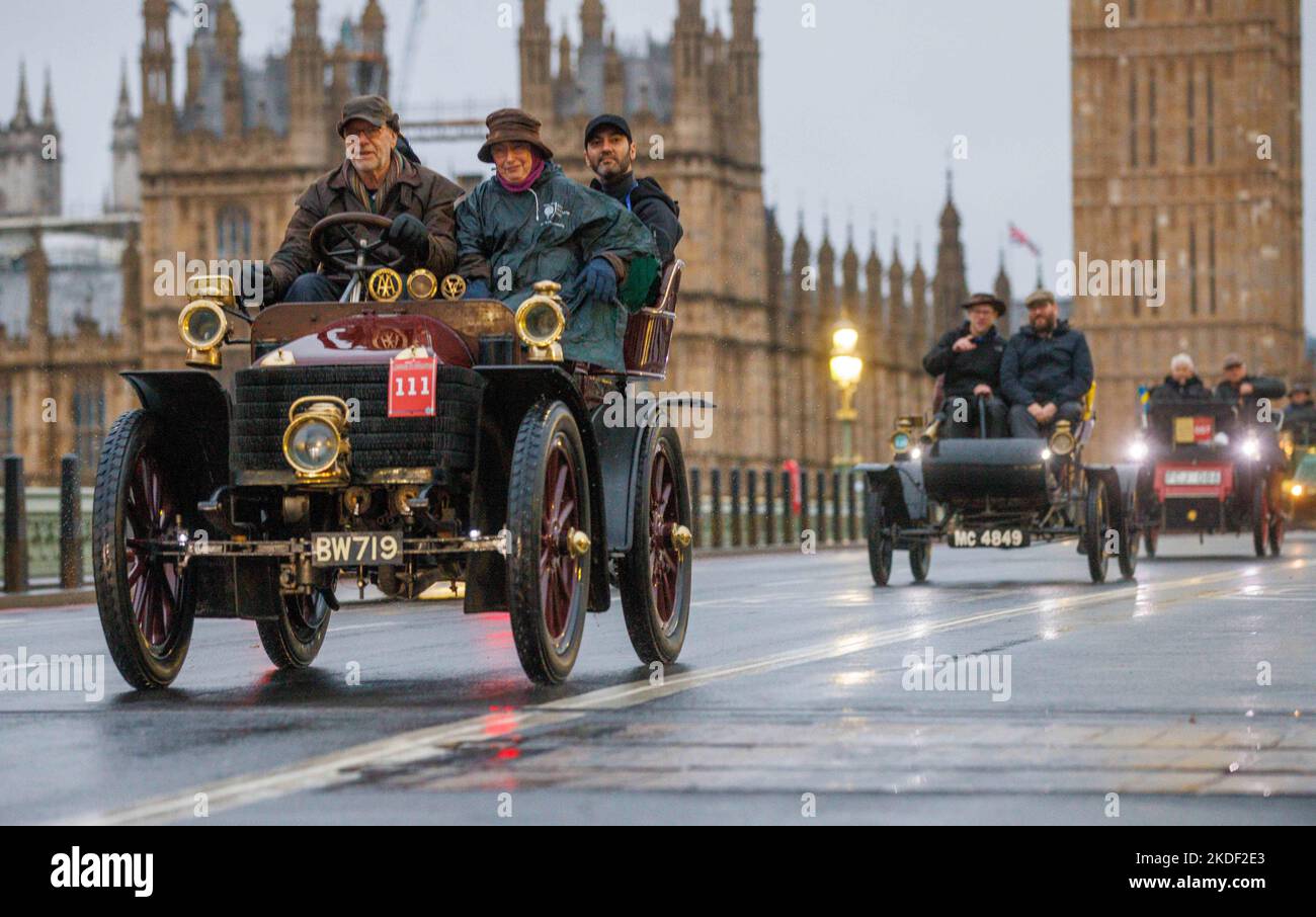 Londra, Regno Unito. 6th Nov 2022. Le auto veterane attraversano il Westminster Bridge sulla strada per Brighton nella corsa annuale. Festeggia il 120th° anniversario della gara di Gordon Bennett del 1902. Credit: Karl Black/Alamy Live News Foto Stock