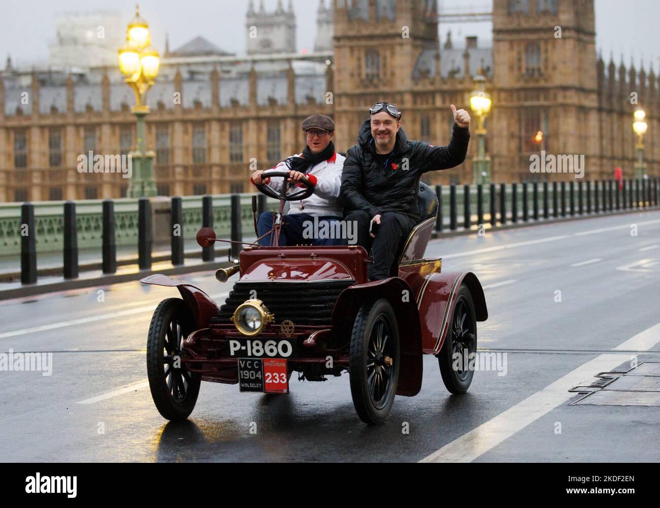 Londra, Regno Unito. 6th Nov 2022. Le auto veterane attraversano il Westminster Bridge sulla strada per Brighton nella corsa annuale. Festeggia il 120th° anniversario della gara di Gordon Bennett del 1902. Credit: Karl Black/Alamy Live News Foto Stock