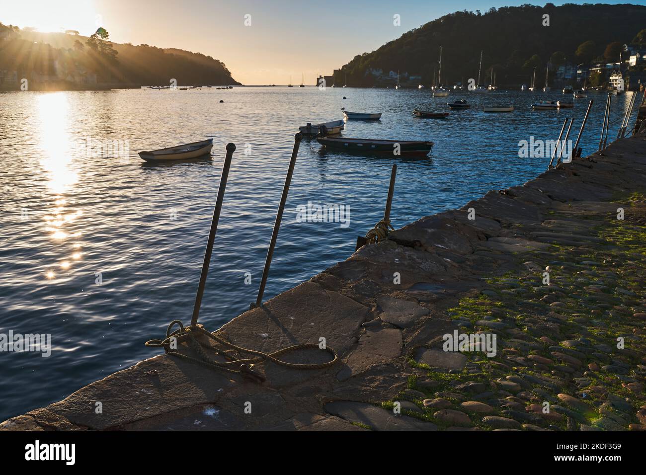 Tranquilla scena marittima di barche ormeggiate nel porto di Dartmouth Foto Stock