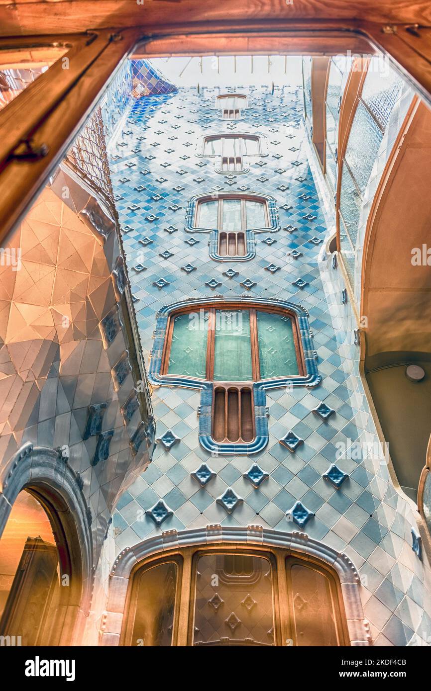 BARCELLONA - 9 AGOSTO: Iconica luce blu all'interno di Casa Batllo, rinomato edificio progettato da Antoni Gaudi e simbolo di Barcellona, Catalogna Foto Stock