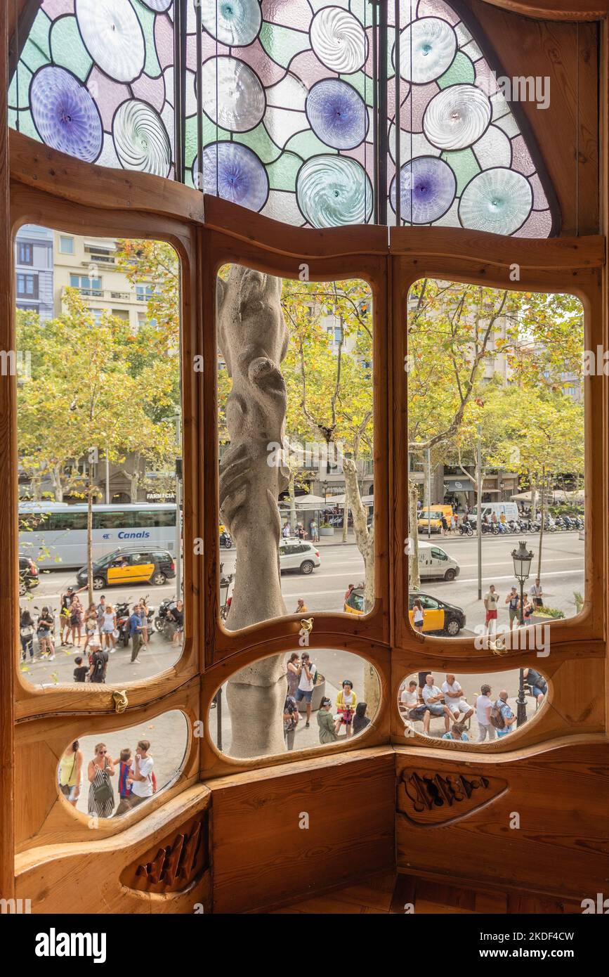 BARCELLONA - AGOSTO 9: Guardando attraverso le finestre ornate di Casa Batllo, rinomato edificio progettato da Antoni Gaudí e simbolo iconico di Barcellona, Foto Stock
