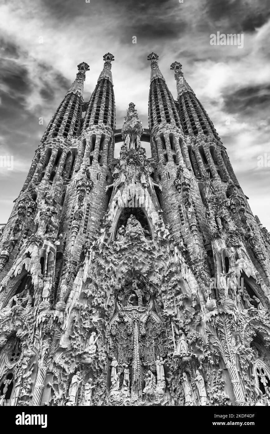 BARCELLONA - Agosto 9: La facciata della Natività della Sagrada Familia ...