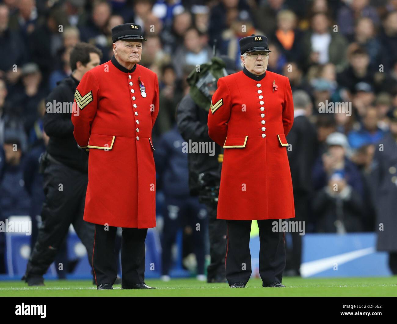 Londra, Inghilterra, 6th novembre 2022. I pensionati del Chelsea si levano in piedi in uniforme per ricordare i caduti nei conflitti intorno al mondo durante la partita della Premier League a Stamford Bridge, Londra. L'accreditamento dell'immagine dovrebbe leggere: Paul Terry / Sportimage Foto Stock