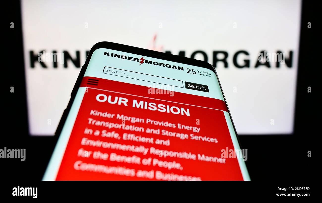 Telefono cellulare con pagina web della società americana Kinder Morgan Inc. Energia sullo schermo di fronte al logo aziendale. Messa a fuoco in alto a sinistra del display del telefono. Foto Stock